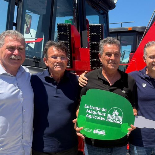 Prefeito de Branquinha reforça frota com nova retroescavadeira