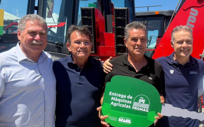 Prefeito de Branquinha reforça frota com nova retroescavadeira