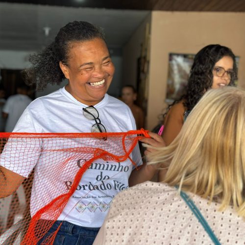 Entre fios, redes e telas: a história da artesã Dete, que levou o filé alagoano para o mundo