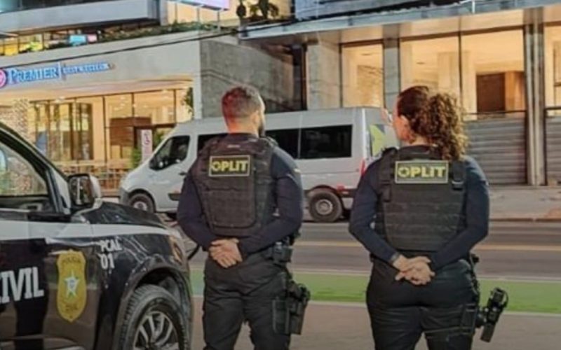 Motorista pega celular de passageira após ela não pagar corrida no bairro da Pajuçara