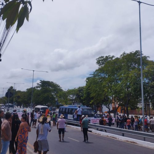 Indígenas protestam e fecham parte da Av. Durval de Goes Monteiro em Maceió