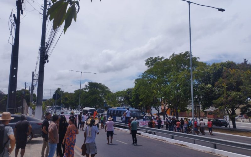 Indígenas protestam e fecham parte da Av. Durval de Goes Monteiro em Maceió