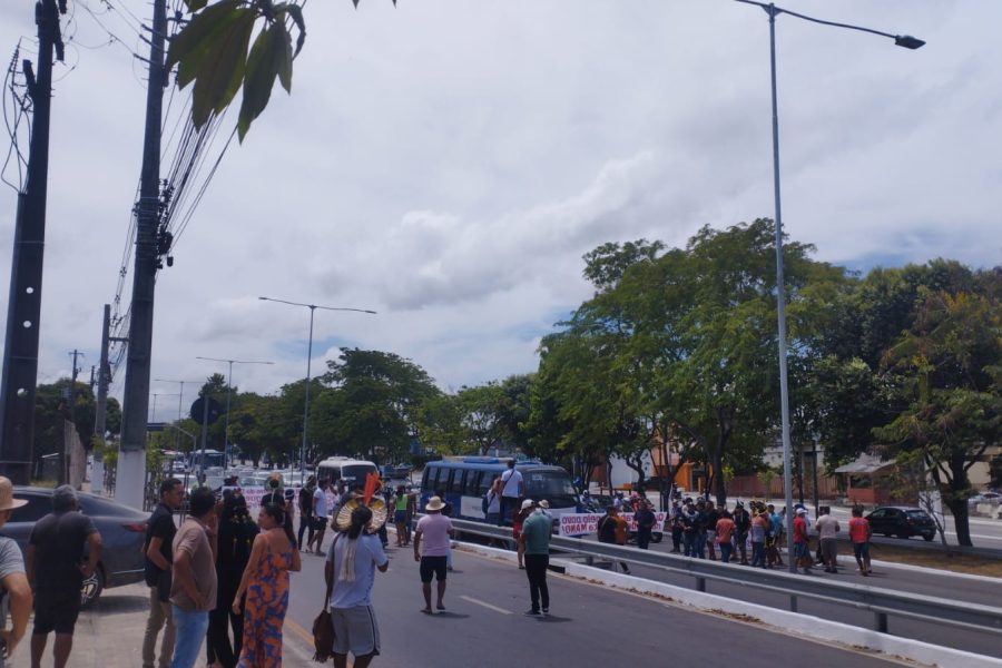 Indígenas protestam e fecham parte da Av. Durval de Goes Monteiro em Maceió
