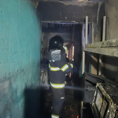 Incêndio de grandes proporções destrói parte de residência em São José da Laje