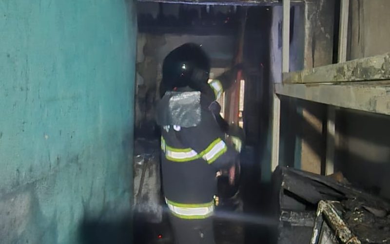 Incêndio de grandes proporções destrói parte de residência em São José da Laje