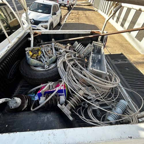 Homem é preso com fios da rede elétrica e resiste à abordagem em Arapiraca