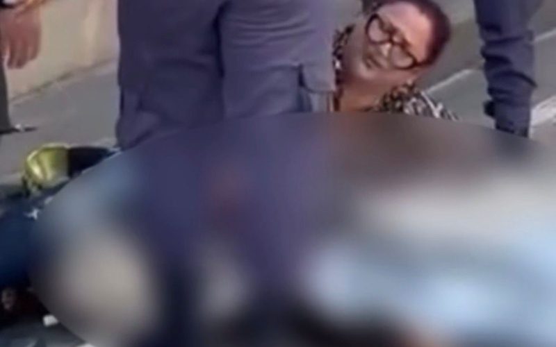 Mãe entra em desespero ao reconhecer filha morta em acidente de moto em Manaus