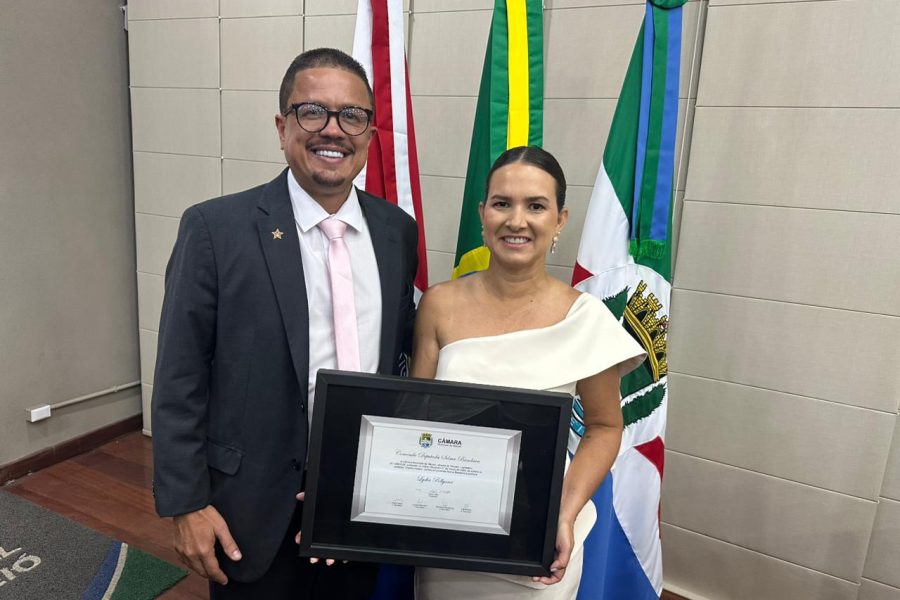 Vereador Charles Hebert indica, e Lydia Pollyana recebe a Comenda Selma Bandeira na Câmara de Maceió