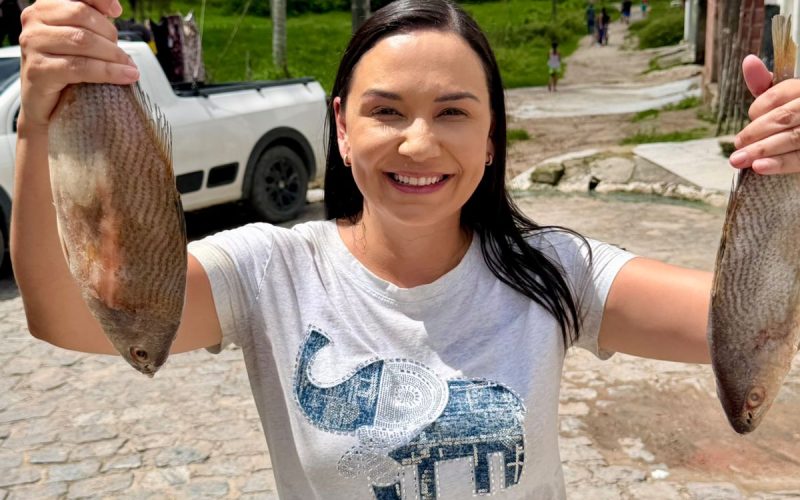 Fernanda Cavalcanti leva entrega de peixe ao Passo de Camaragibe e emocionaa moradores
