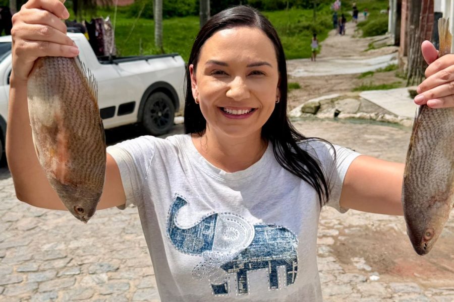 Fernanda Cavalcanti leva entrega de peixe ao Passo de Camaragibe e emocionaa moradores