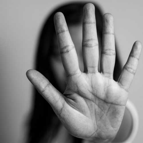 Homem agride e arrasta namorada pelos cabelos em posto de gasolina e acaba preso em flagrante