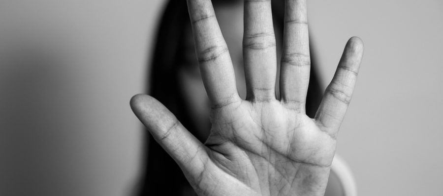 Homem agride e arrasta namorada pelos cabelos em posto de gasolina e acaba preso em flagrante