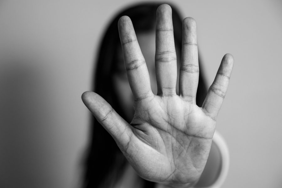 Homem agride e arrasta namorada pelos cabelos em posto de gasolina e acaba preso em flagrante