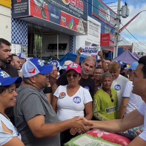 JHC percorre feira de Jaramataia em meio ao carinho de feirantes e moradores