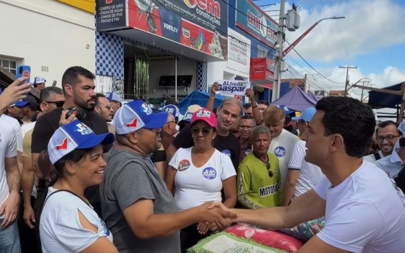 JHC percorre feira de Jaramataia em meio ao carinho de feirantes e moradores