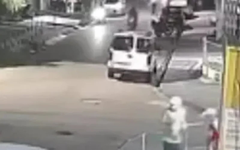 Tentativa de homicídio: dupla de moto atira contra grupo e foge gritando “CV” em Maceió