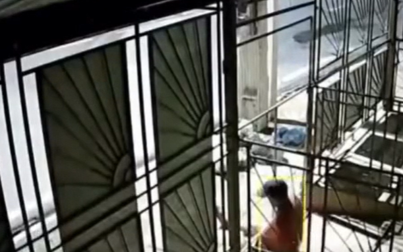 Câmeras flagram homem invadindo cafeteria no Centro de Maceió