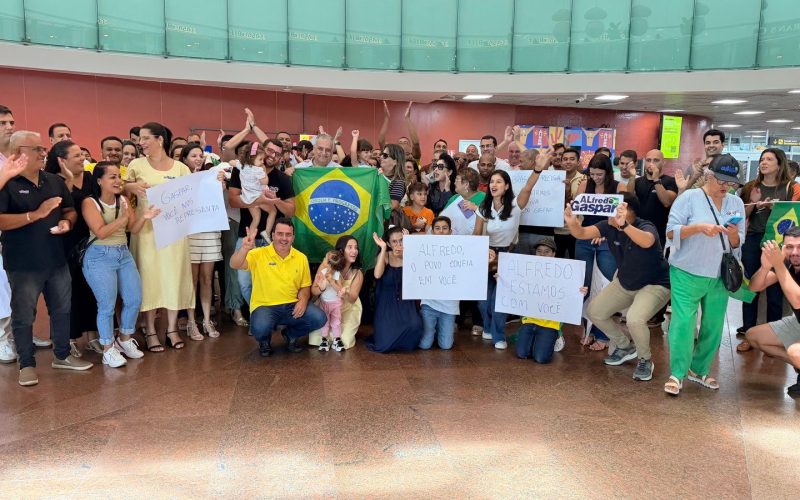 Alfredo Gaspar, relator da CPMI do INSS, é recebido em Alagoas com festa após conclusão dos trabalhos