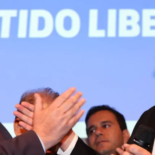 “A partir de janeiro de 2027, será tolerância zero contra o crime organizado”, afirma Alfredo Gaspar ao lado de Flávio Bolsonaro