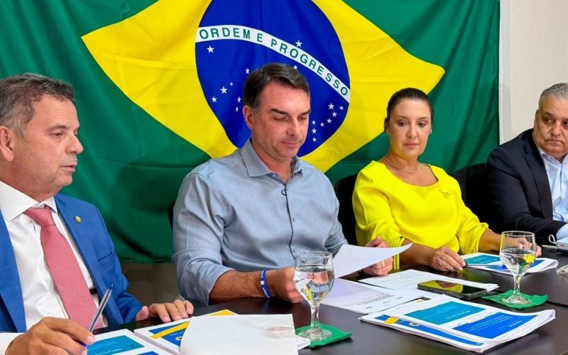 Flávio Bolsonaro e Alfredo Gaspar destacam combate ao crime organizado e proteção às mulheres em apresentação de plano de governo