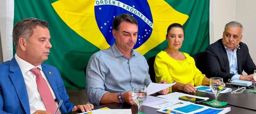 Flávio Bolsonaro e Alfredo Gaspar destacam combate ao crime organizado e proteção às mulheres em apresentação de plano de governo