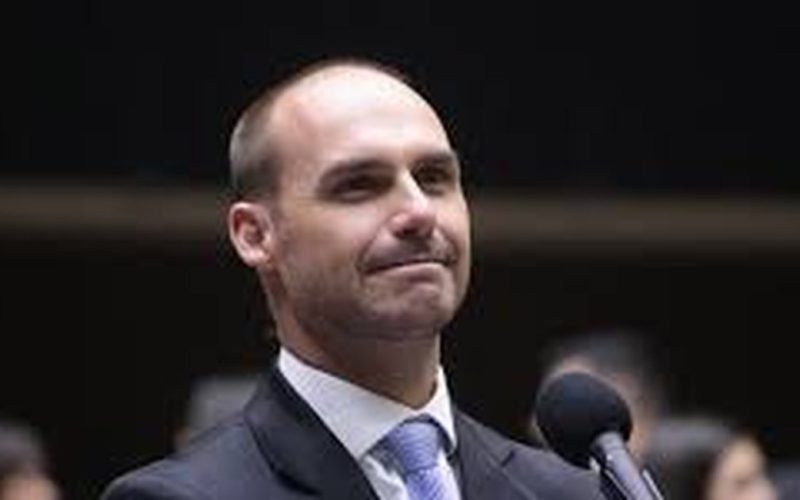Eduardo Bolsonaro aciona polícia dos EUA contra repórter do Intercept