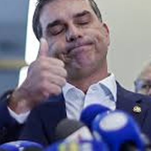 Equipe de Flávio Bolsonaro reage a pedido de investigação sobre atuação nos EUA
