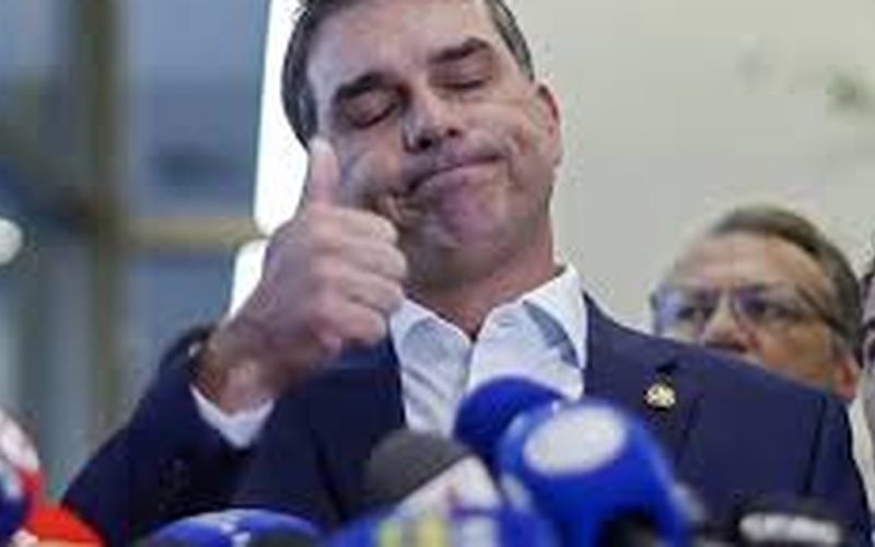 Equipe de Flávio Bolsonaro reage a pedido de investigação sobre atuação nos EUA