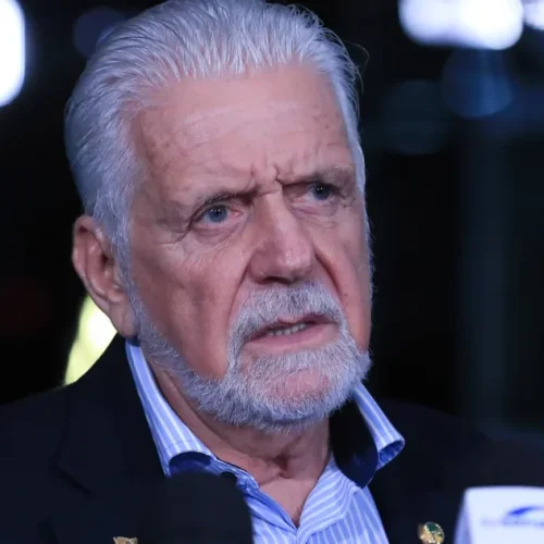 Jaques Wagner confirma saída de liderança do governo no Senado