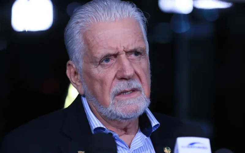 Jaques Wagner confirma saída de liderança do governo no Senado