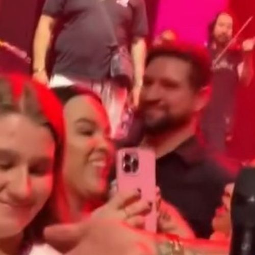 Cantor emociona criança autista ao descer do palco durante show