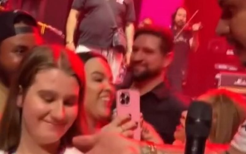 Cantor emociona criança autista ao descer do palco durante show