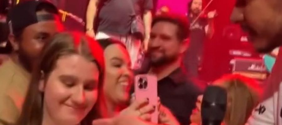 Cantor emociona criança autista ao descer do palco durante show