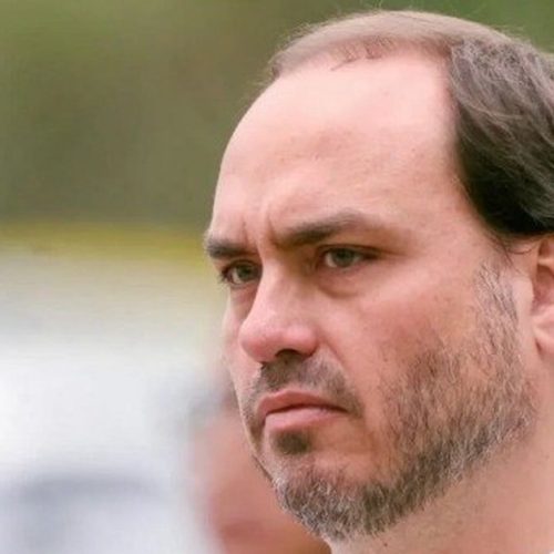 Carlos Bolsonaro chora em evento do PL e agradece apoio à pre-campanha ao Senado
