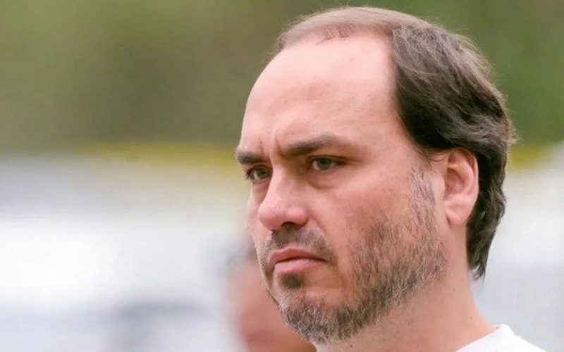 Carlos Bolsonaro chora em evento do PL e agradece apoio à pre-campanha ao Senado