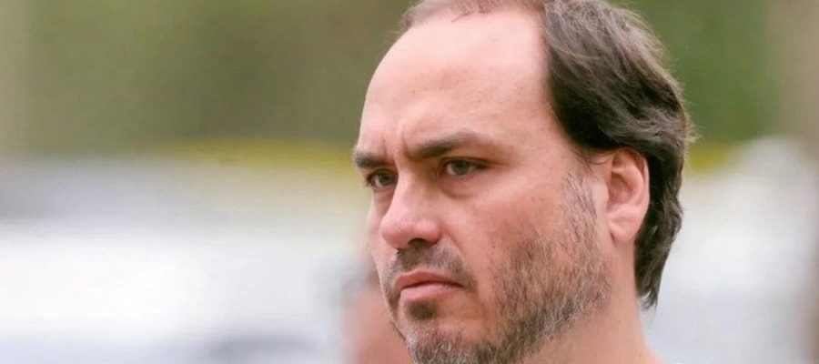 Carlos Bolsonaro chora em evento do PL e agradece apoio à pre-campanha ao Senado