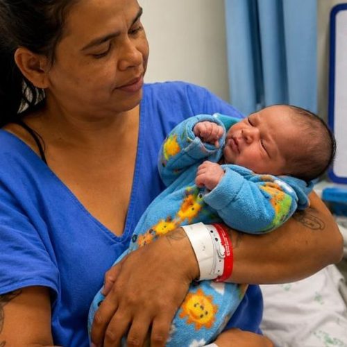 Mulher busca atendimento após suspeita de pedra no rim, descobre gravidez e dá a luz a bebê