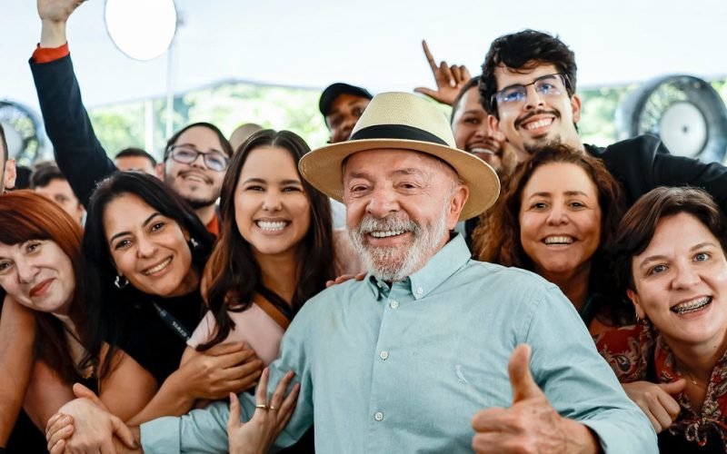 Lula assina decreto que cria o “Serasa do celular roubado” e afirma: “muita coisa vai mudar”