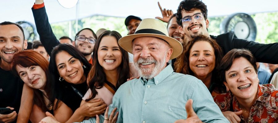 Lula assina decreto que cria o “Serasa do celular roubado” e afirma: “muita coisa vai mudar”
