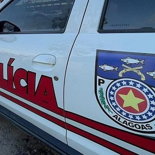Mulher ameaça moradores com faca, agride policiais e acaba presa em Maceió