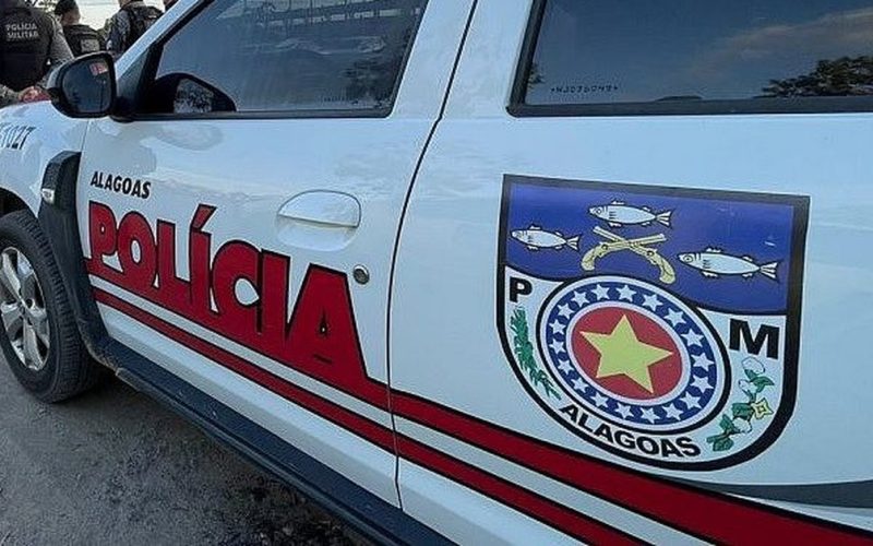 Mulher ameaça moradores com faca, agride policiais e acaba presa em Maceió