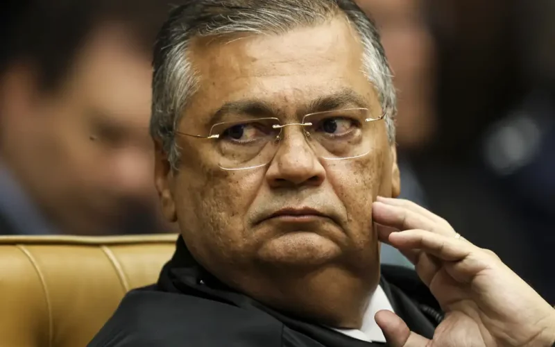 Flávio Dino suspende pagamento de “penduricalhos” no serviço público