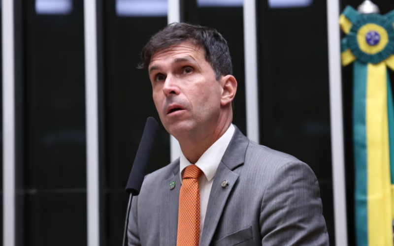 Deputado detona PEC do fim da escala 6×1 e classifica aprovação como “irresponsável”