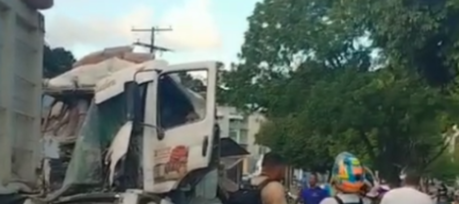Veja momento do acidente envolvendo caminhão de cimento em Maceió