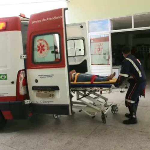 Colisão na AL-110: motociclista fica gravemente ferido após acidente com ônibus