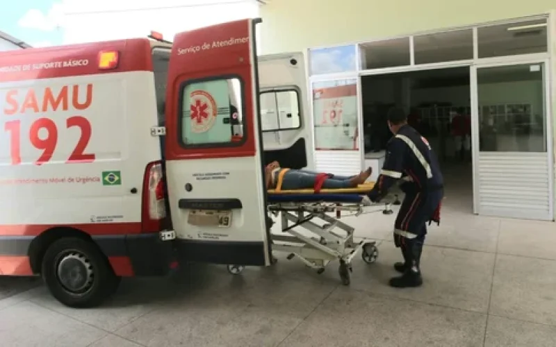 Colisão na AL-110: motociclista fica gravemente ferido após acidente com ônibus