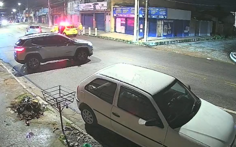 Suspeito de assalto é preso após perseguição e colisão no bairro do Jacintinho