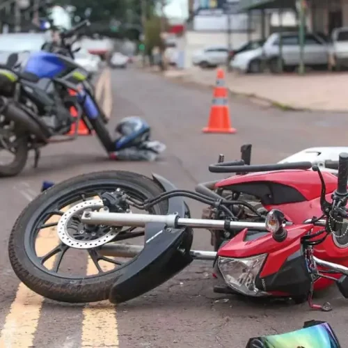 Homem e mulher ficam em estado grave após moto atingir árvore em Maceió