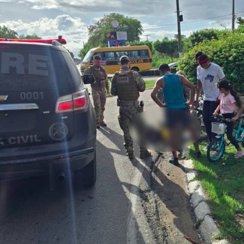 Policiais prestam socorro a motociclista gravemente ferido após acidente com carro no Pilar