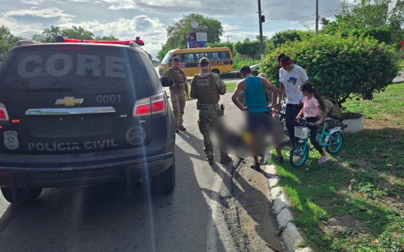 Policiais prestam socorro a motociclista gravemente ferido após acidente com carro no Pilar